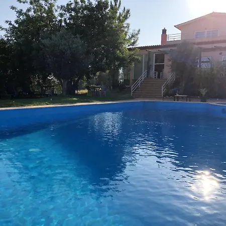 One Bedroom Bungalow With Shared Pool Enclosed Garden And Wifi At * Silves